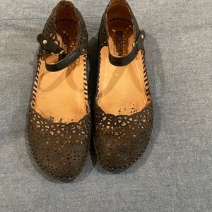 Women’s black flats